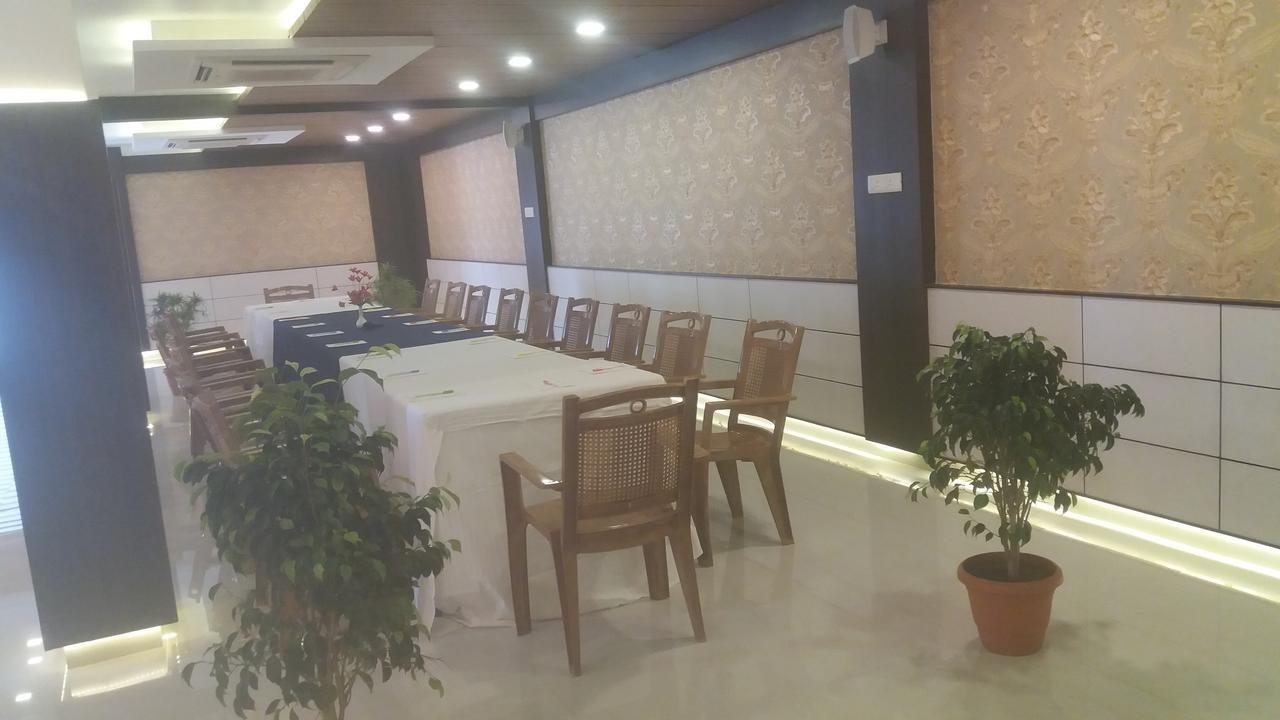 Kr Residency Hotel Kānādukāttān Bagian luar foto