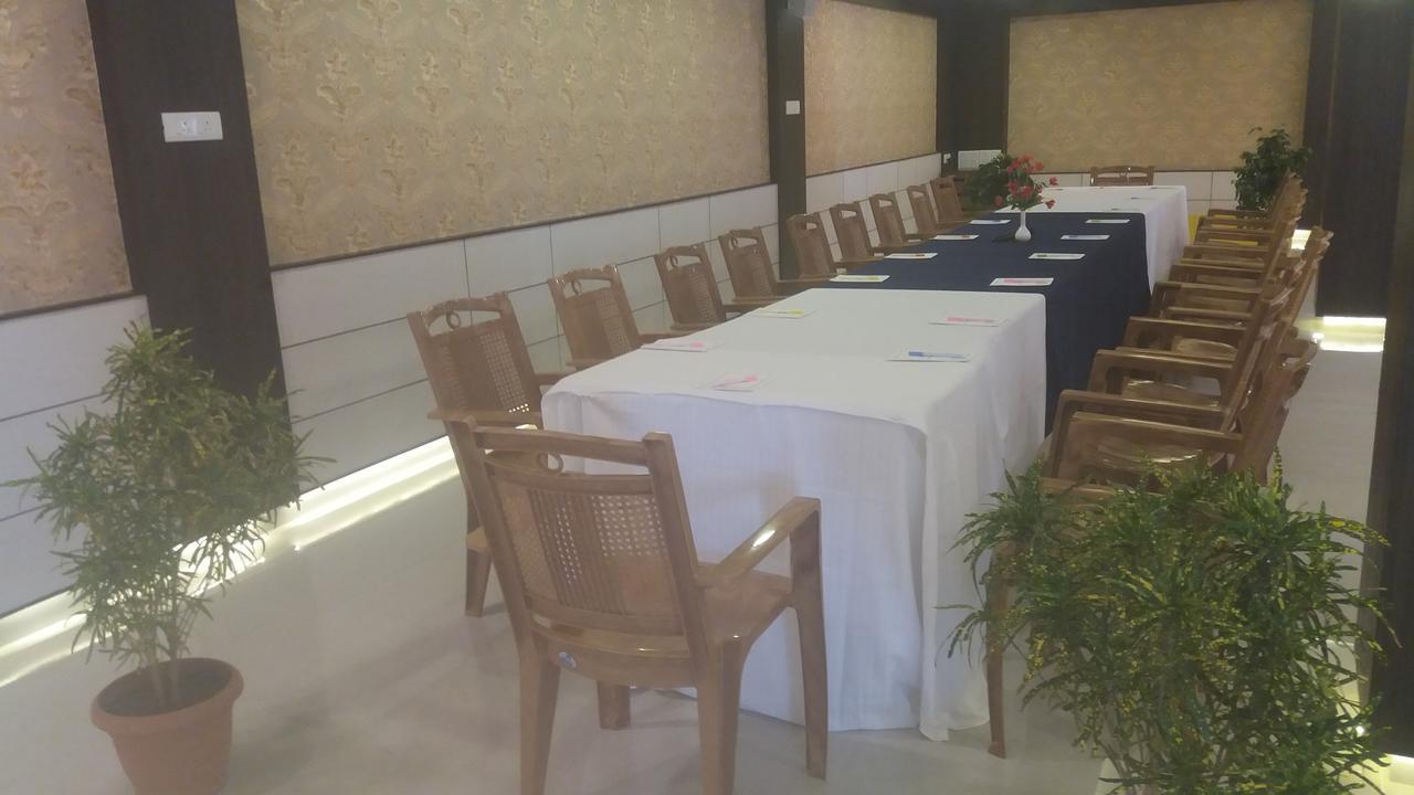 Kr Residency Hotel Kānādukāttān Bagian luar foto