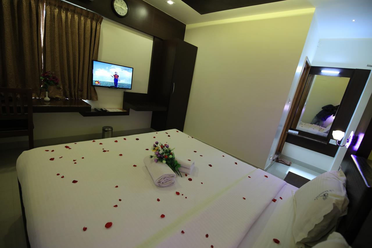 Kr Residency Hotel Kānādukāttān Bagian luar foto