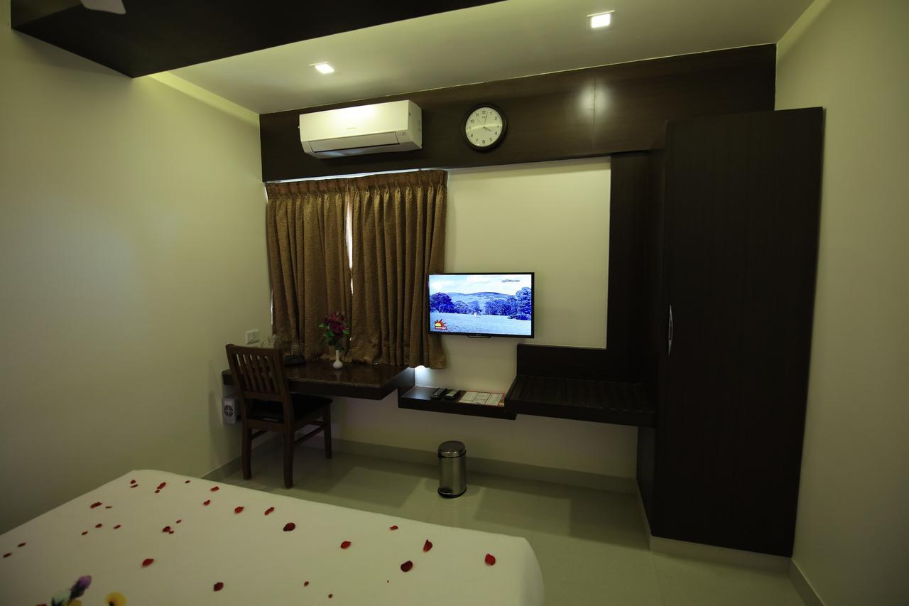Kr Residency Hotel Kānādukāttān Bagian luar foto