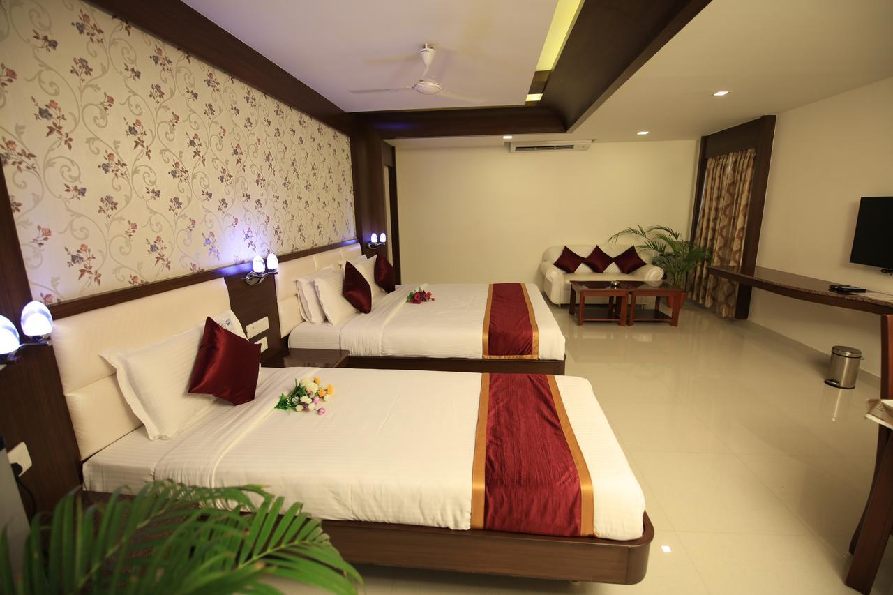 Kr Residency Hotel Kānādukāttān Bagian luar foto