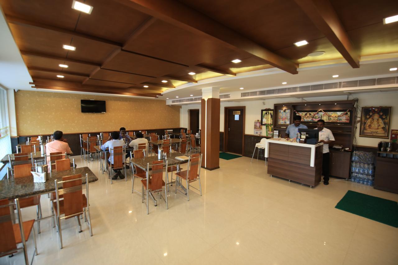 Kr Residency Hotel Kānādukāttān Bagian luar foto