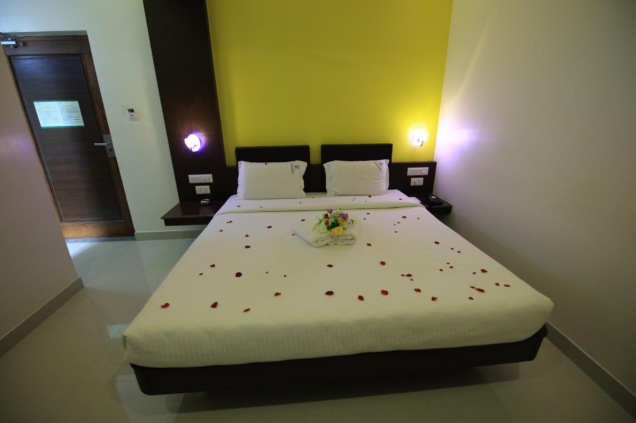 Kr Residency Hotel Kānādukāttān Bagian luar foto